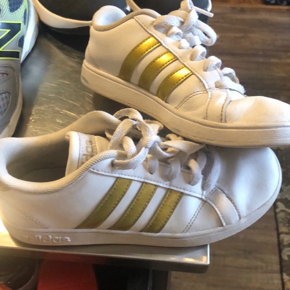 Kids size 2.5 Gold Adidas - Picture 1 of 2